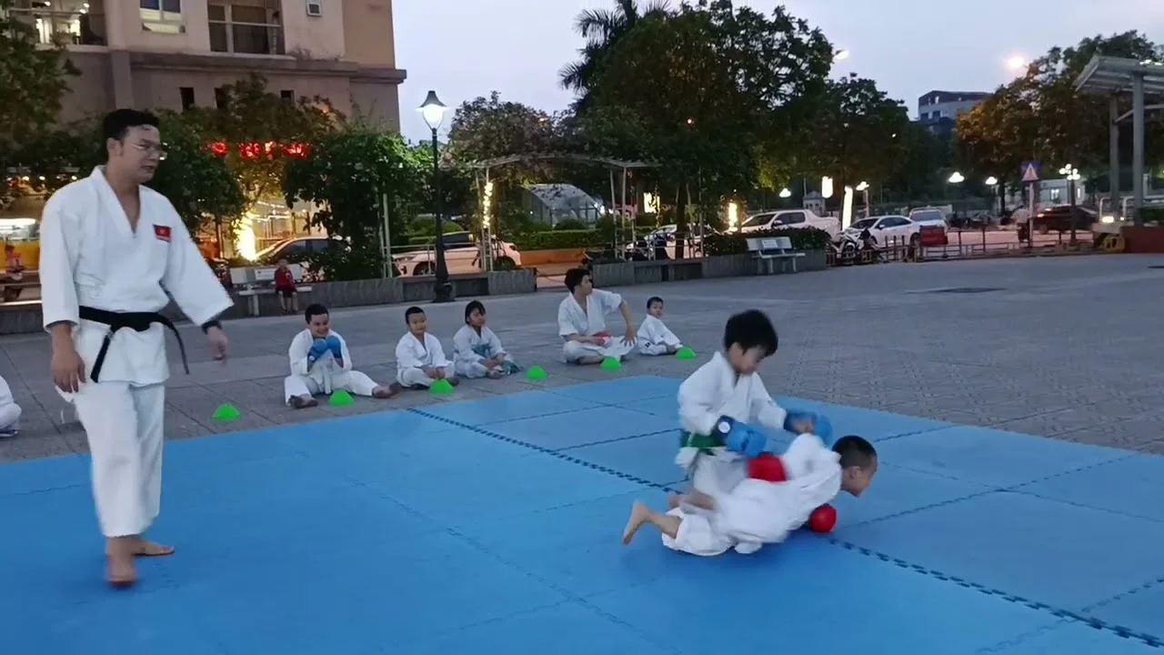 VÕ SƯ TRẦN ANH SƠN ĐƯỢC SẮC PHONG HUYỀN ĐAI ĐỆ LỤC ĐẲNG KARATE – DANH HIỆU RENSHI TẠI TP HUẾ